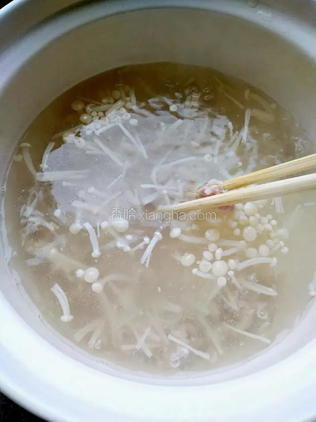 将肉丝放入用筷子轻轻拨散开加适量的盐和味极鲜。