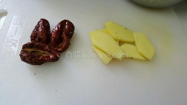 生姜祛皮切大片，红枣洗干净去核儿。