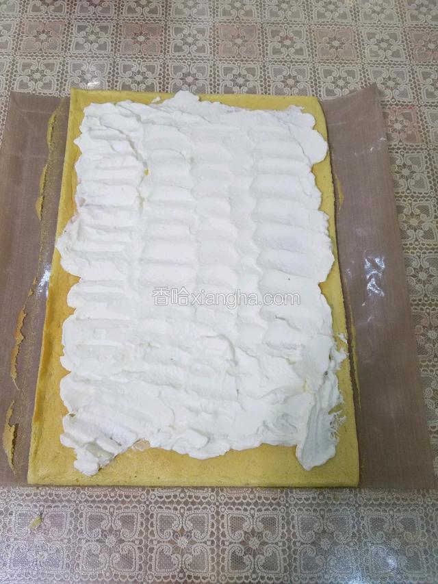 晾到蛋糕摸起来只有一点微热时，把打发后的淡奶油均匀涂抹在蛋糕上，然后卷起放冰箱冷藏一小时吃口感更佳。