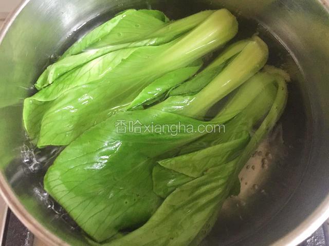 将油菜烫熟。