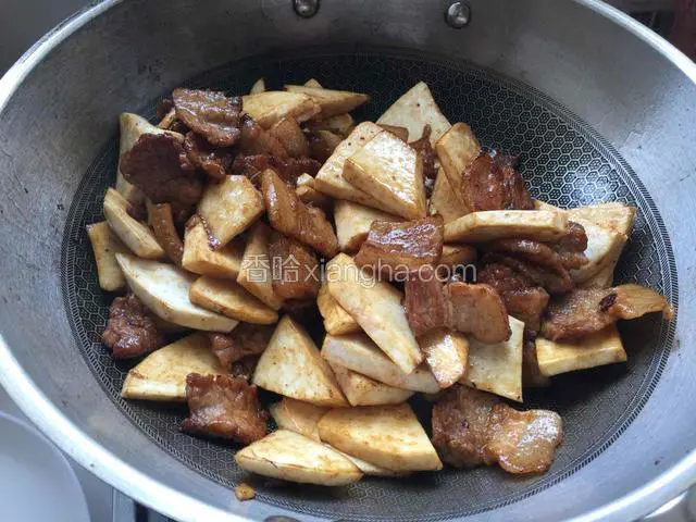 加芋头一起翻炒上色、芋头变软加盐