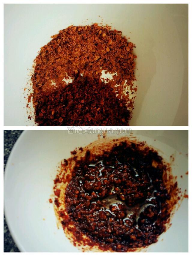 将粗辣椒面粉与细辣椒粉倒入碗中，在依次加入白醋，烧入两成热的油搅拌均匀。