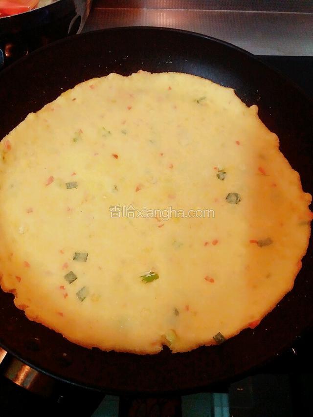 放入擀好的饼 饼上刷一层油
