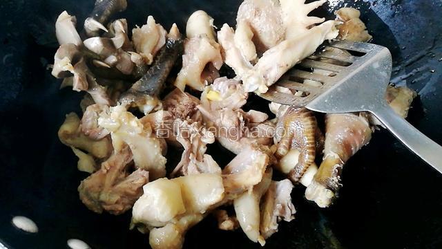 捞出鸡肉，洗干净锅。锅烧热倒油，倒入鸡肉进锅煸炒。