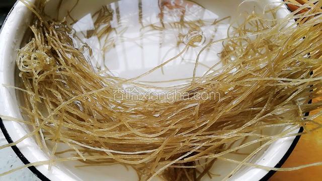 粉丝清水洗一下。