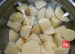 土豆炖排骨的做法图解1