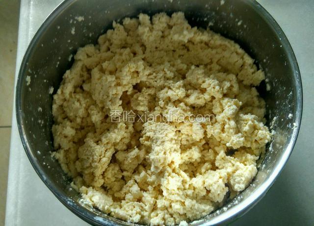 把豆腐用勺子压成泥备用
