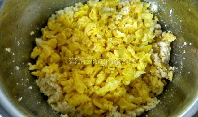 把煎熟的鸡蛋放入锅里
