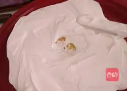 Illustration of how to decorate a double-layer cake with cream 6