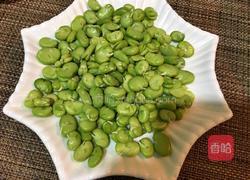 蚕豆炒鸡蛋的做法图解1