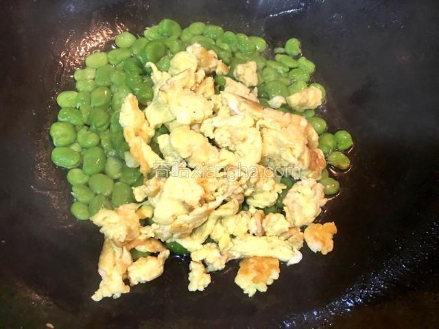 倒入炒好的鸡蛋