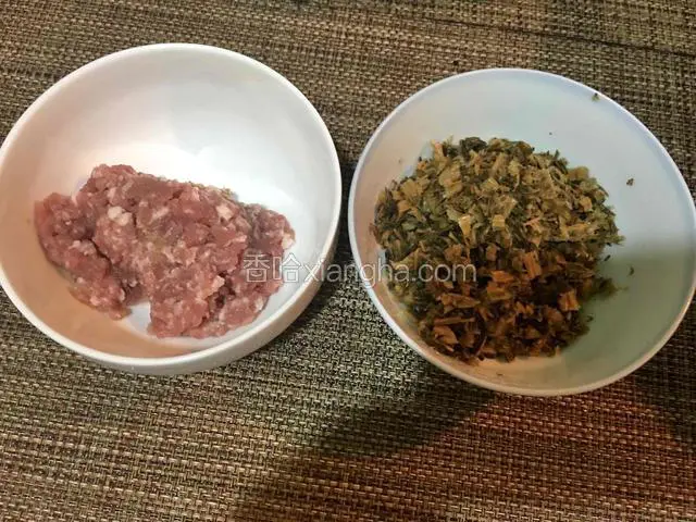 猪肉洗净剁成末，酸菜洗净控干水分备用