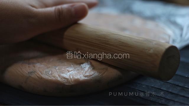 放保鲜袋里，用擀面杖擀平