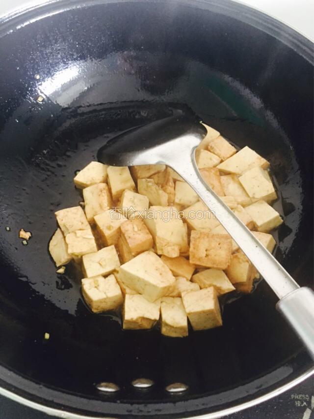 油锅内放胡椒粉，生抽，翻炒豆腐。