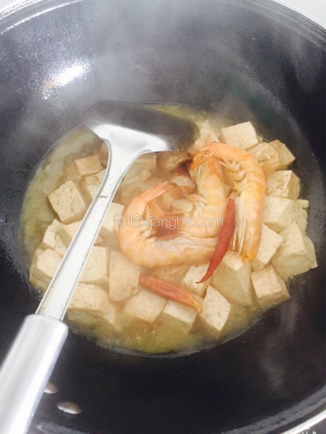 文火炖十分钟左右，把炒过的虾，蒜片，红干椒放回锅，再炖一两分钟，出锅。