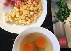 火腿玉米粒炒鸡蛋的做法图解1