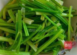 芹菜炒肉丝的做法图解4