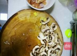 蘑菇鸡腿肉的做法图解1