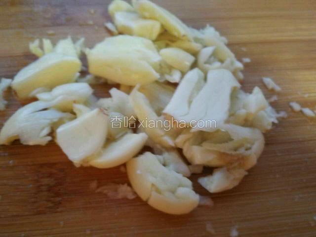 蒜用刀拍碎，捣成蒜泥。
