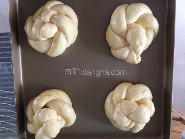 做好的面包放入烤箱中层底部放盆热水发至两倍大，然后刷上蛋液