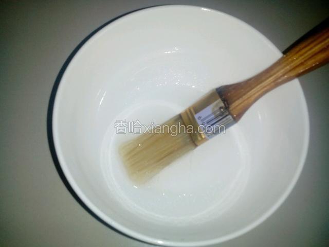 此时，把10g糖5g水调成糖水备用。