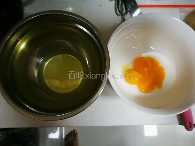 准备两个无水无油的盆 分离蛋黄蛋白