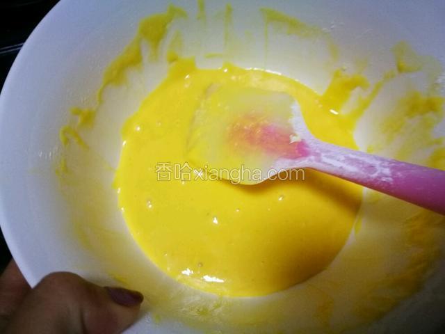 分三次筛入面粉 拌匀无颗粒