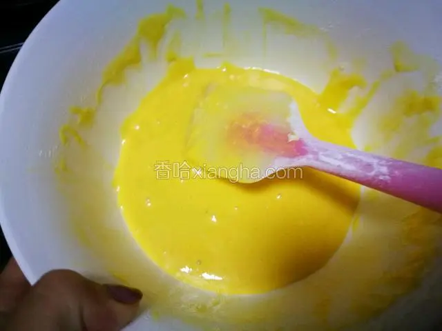 分三次筛入面粉 拌匀无颗粒