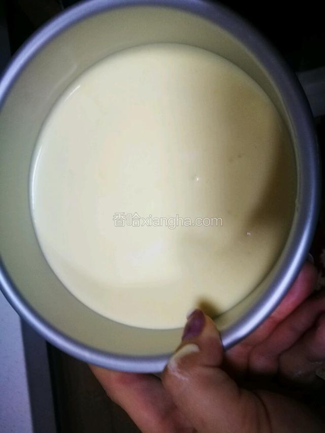 倒入模具，敲出气泡 烤箱上下火140度预热10分钟，后同样温度烤制50分钟