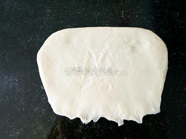 翻面，压薄底边。