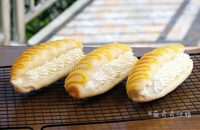 完全冷却后从侧面剖开，挤入奶油，奶油的量自己决定，多点少点没关系。