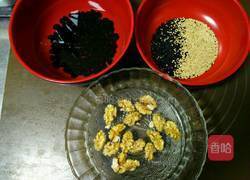 芝麻核桃黑豆浆的做法图解1