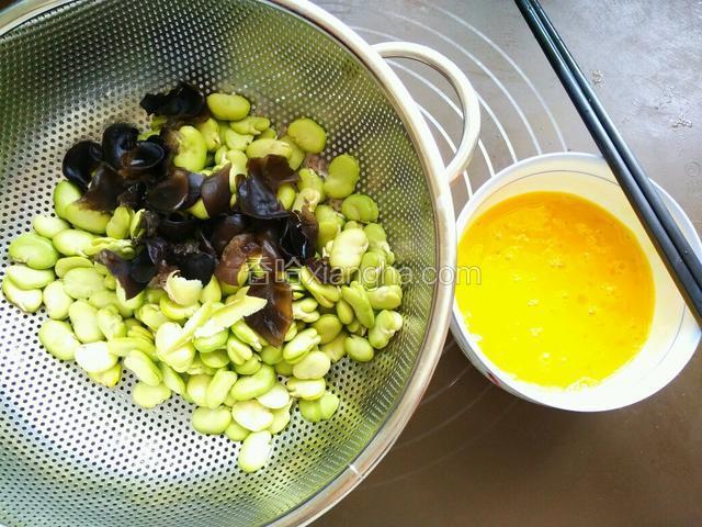 蚕豆去壳去皮剥成蚕豆瓣，木耳提前泡发，洗干净后撕成小片，鸡蛋打散后备用。