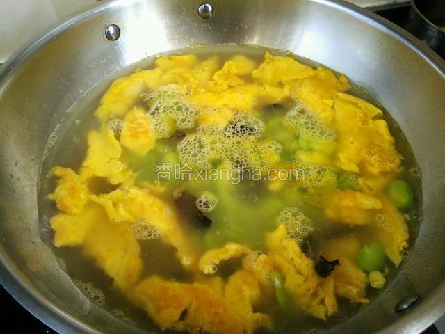 转大火，放入蚕豆瓣和木耳。