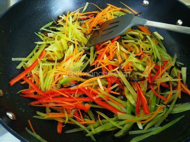 然后到所有食材煸炒。