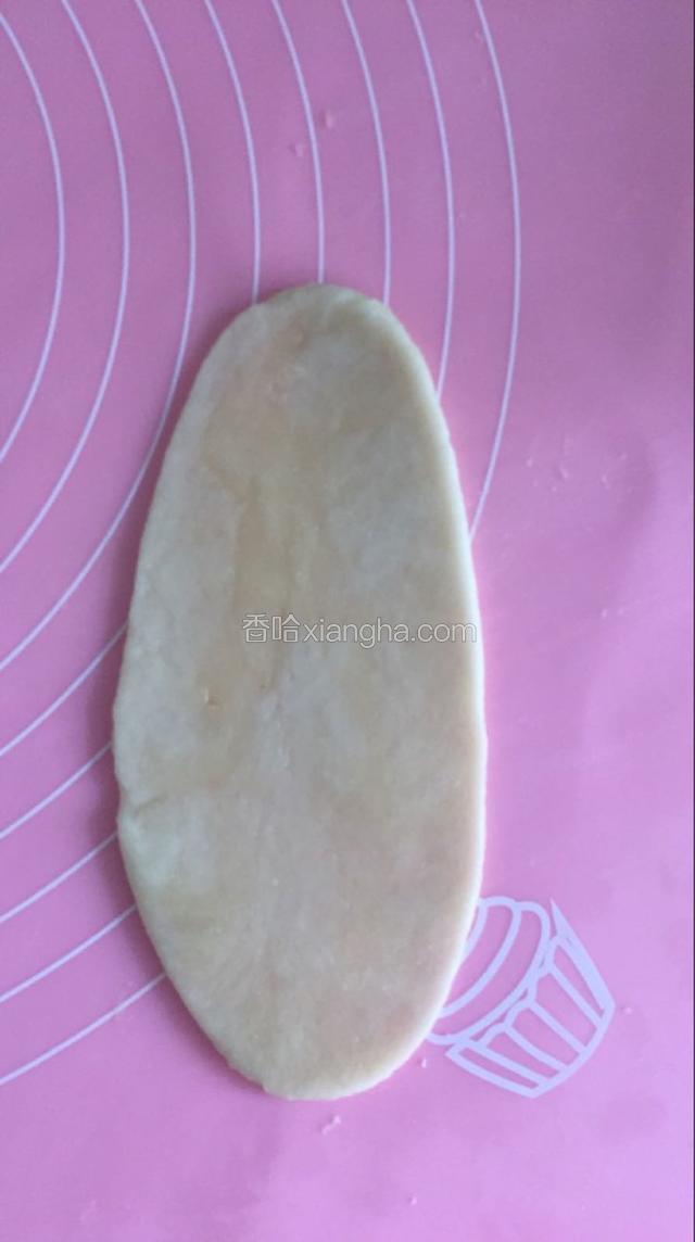 取醒好面团一个擀成长方形