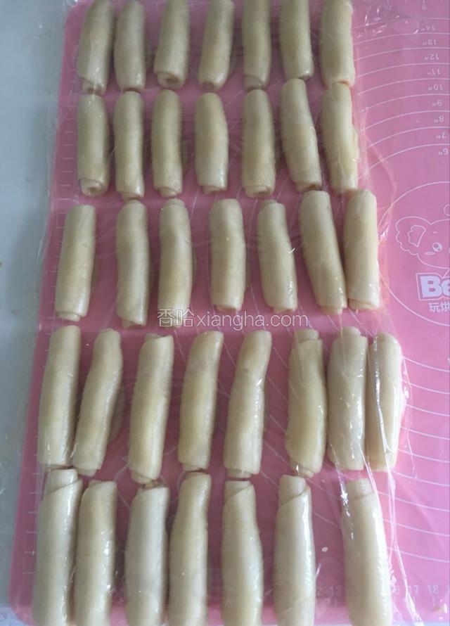所有的面团依次做好，用保鲜膜盖好醒面二十分钟