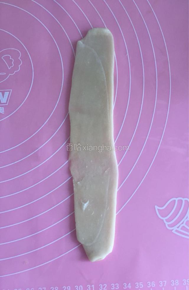 再取面团一个擀成长方形，这次要尽量擀长一些，卷的层数越多，做出的酥皮越好