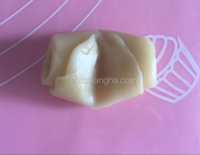 取面团一个，用手指从中摁一下