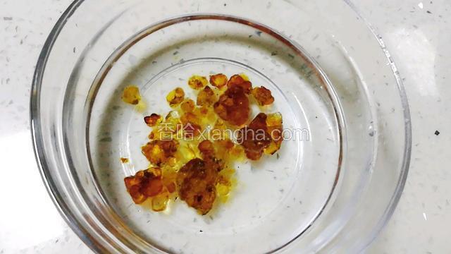 桃胶提前一夜泡发，
