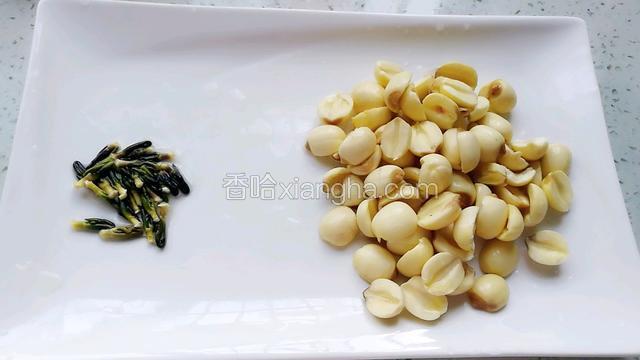 泡好的莲子去除莲子心。