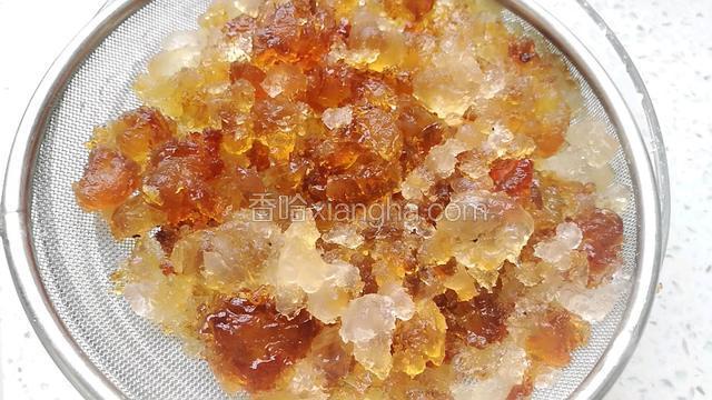 泡好的桃胶耐心的洗去杂质。