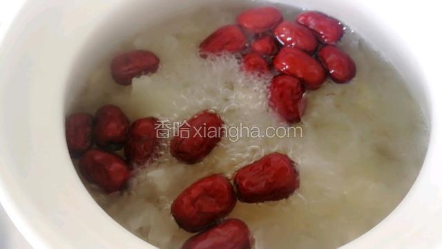 大火煮开，加入红枣。文火炖90分钟。