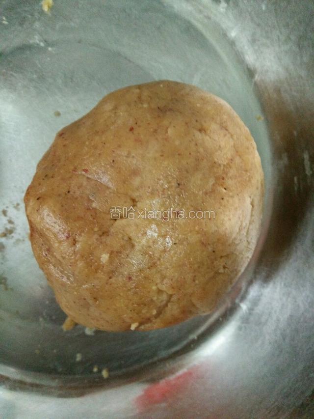 低筋面粉过筛，加入其中翻拌，并用手揉成团