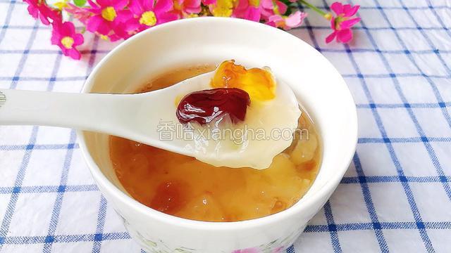 桃胶丑耳红枣羹