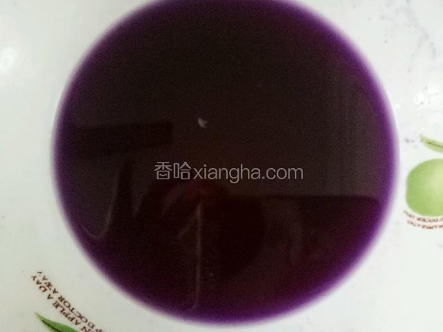 紫甘蓝洗净、切丝、榨成汁