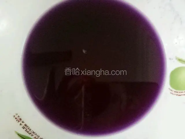 紫甘蓝洗净、切丝、榨成汁