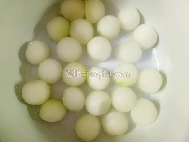 冬瓜洗净，用挖球器挖成球状