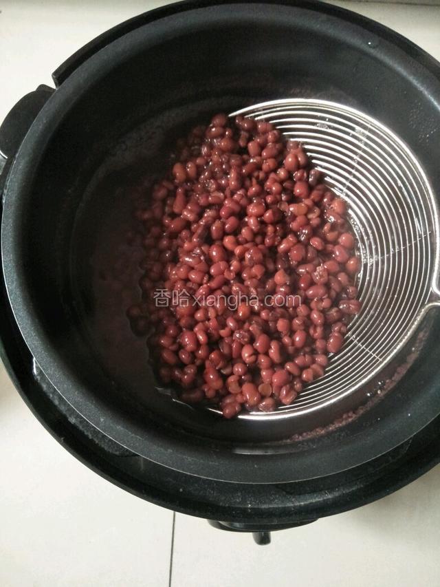 煮好的豆子（煮好后先不要打开继续闷10分钟左右）