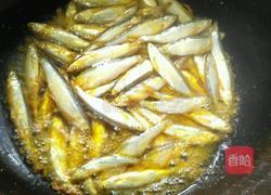 煎小岛鱼的做法图解2